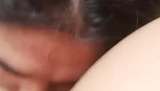 Baldızımın yarağını emiyor, ağzına boşalıyor