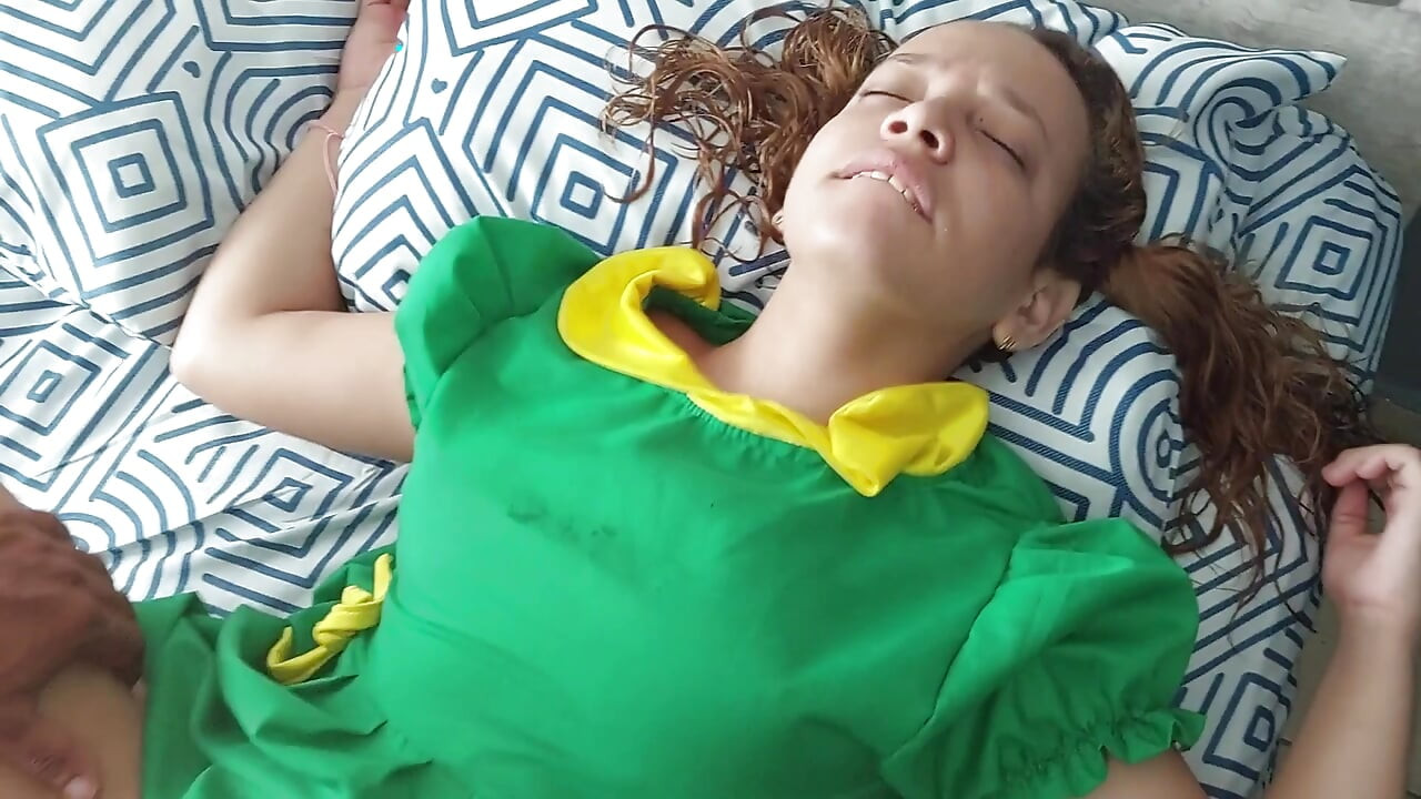 Fickt Bonys enge Muschi, bis sie sie mit Sperma füllt