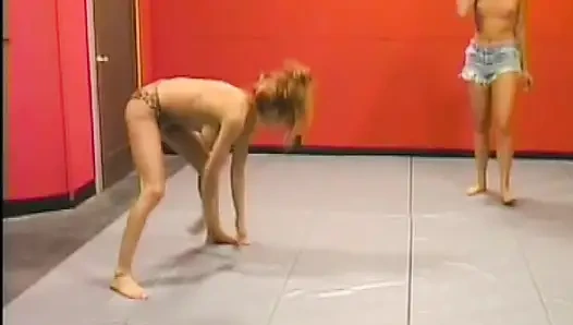 Vollbusige rothaarige schlampe fickt ein heißes schätzchen im ring