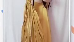 Masturbándose y meando con camisón largo de satén dorado