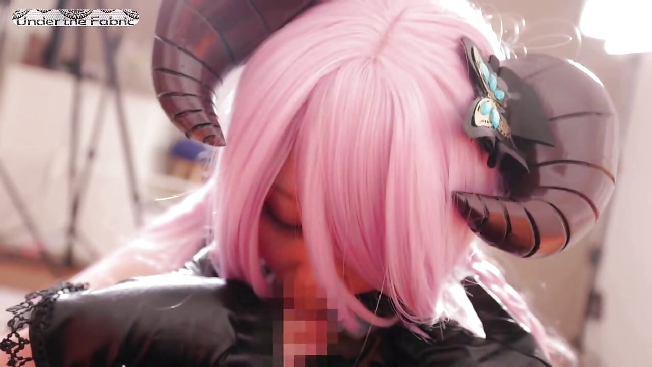 Legendarisk Cosplayer-poäng. Narmaya inspirerad fotografering med explosiva H -kupa kurvor