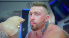 Bodybuilder russo che mangia figa giocattolo e mostra il suo culo
