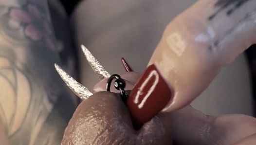 Meesteres penetreert penis met haar lange nagels. Klaarkomen op nagels. BDSM, Femdom