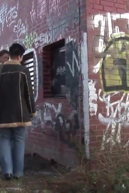 Cewek rambut pendek rambut cokelat ini suka banget dientot