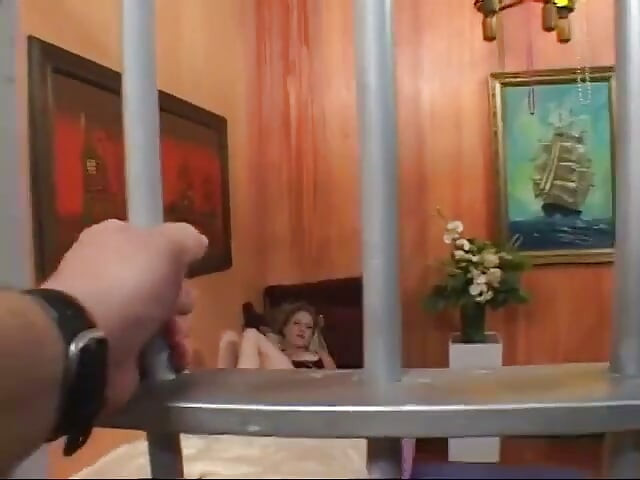 O curvă țâțoasă este futută în pizda ei umedă în închisoarea VIP