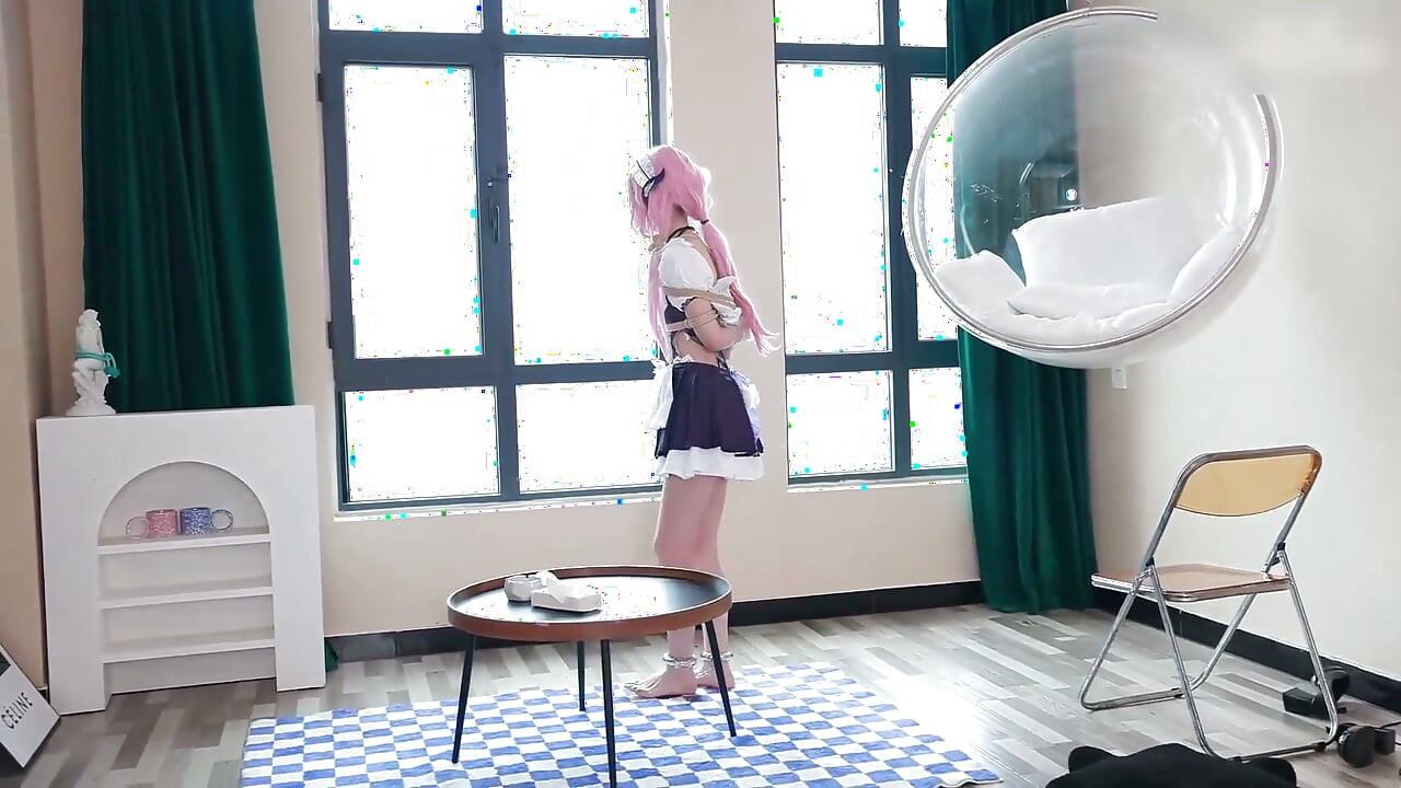 Barfot cosplay kjæreste, hun har på seg lenker, og jeg elsker å leke med føttene hennes