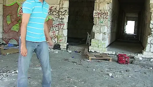 Возбужденная крошка скачет на огромном члене в рот с камшотом на улице