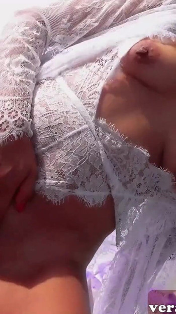 Njemački frajer jebe amatersku Latinu na otvorenom s amaterskim svršavanjem unutra | Isječak 2