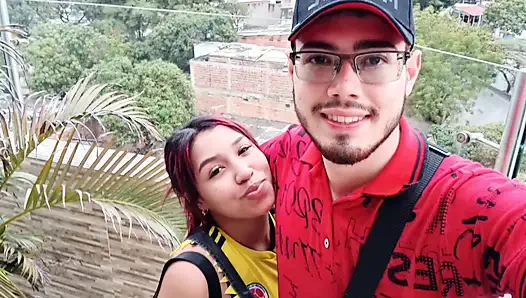 Istriku asal amerika lagi istirahat dan aku bangunin dia pagi-pagi sama cowok berotot