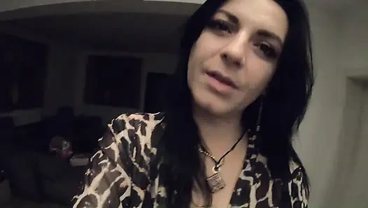 Luxus-Pelzmantel und militärische unterjacke-masturbation mit Dirtytalk