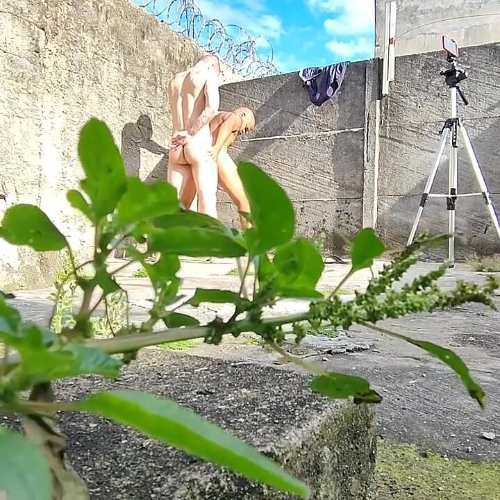 森の中のカメラが二人の異性愛者がセックスしている様子を撮影している