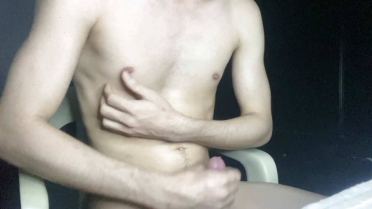 TWINK SRAMOTA ŽELJA ZA TRUDNOĆOM CUCA TJERA NJEGOV KURAC DA EKSPLODIRA S IGRAČKOM ZA PIČKU