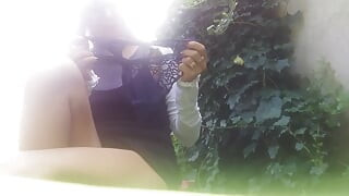 M. Pisil a kertben! Micsoda huncutság! Aztán megérinti...