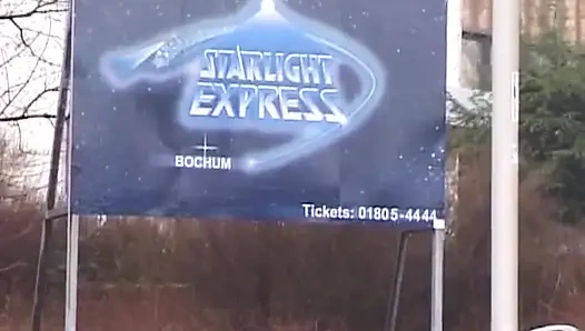 Посмотри, как эта немецкая крошка играет со своими чудесными дырками