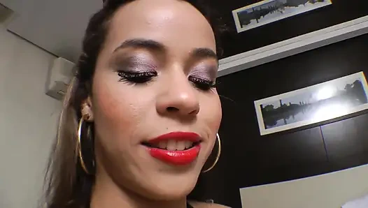 Ciuman panas lesbian yang manis