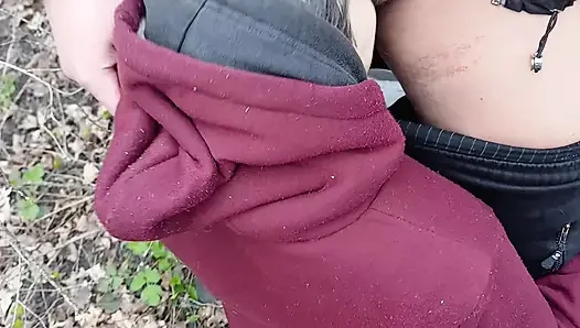 Ich pinke und ficke meinen liebhaber in den mund im wald, damit meine frau uns nicht erwischt