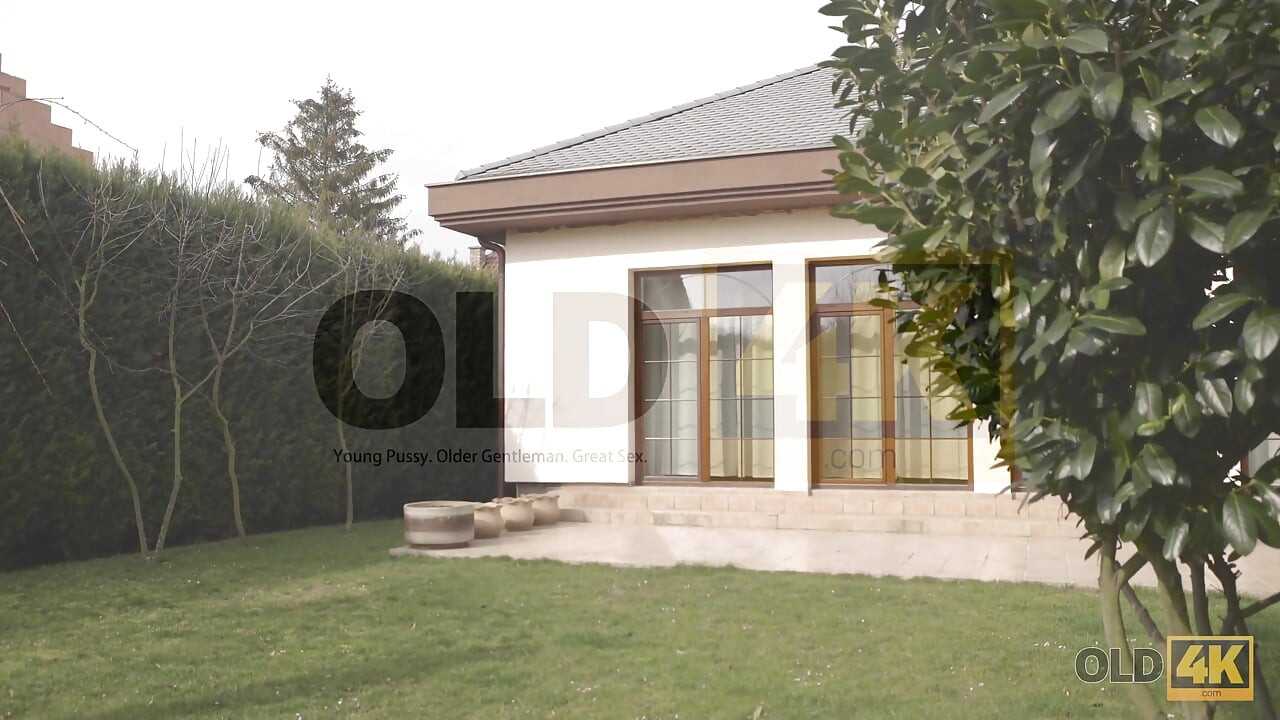 Nieznajomy w dużym domu wie, jak cię rozgrzać