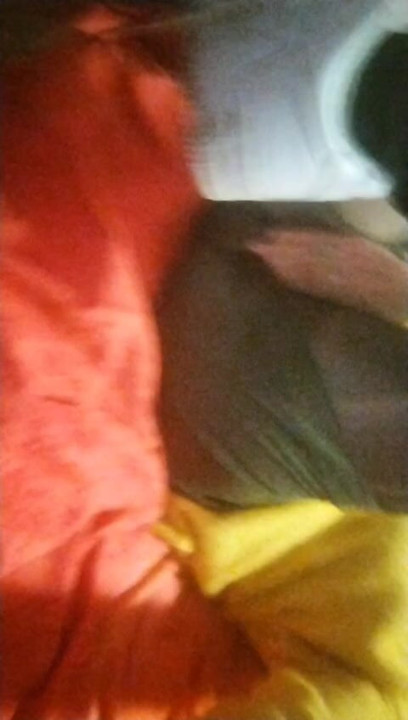 Travesti yapışkan bir şekilde ısınmaya başlıyor. Çok aç