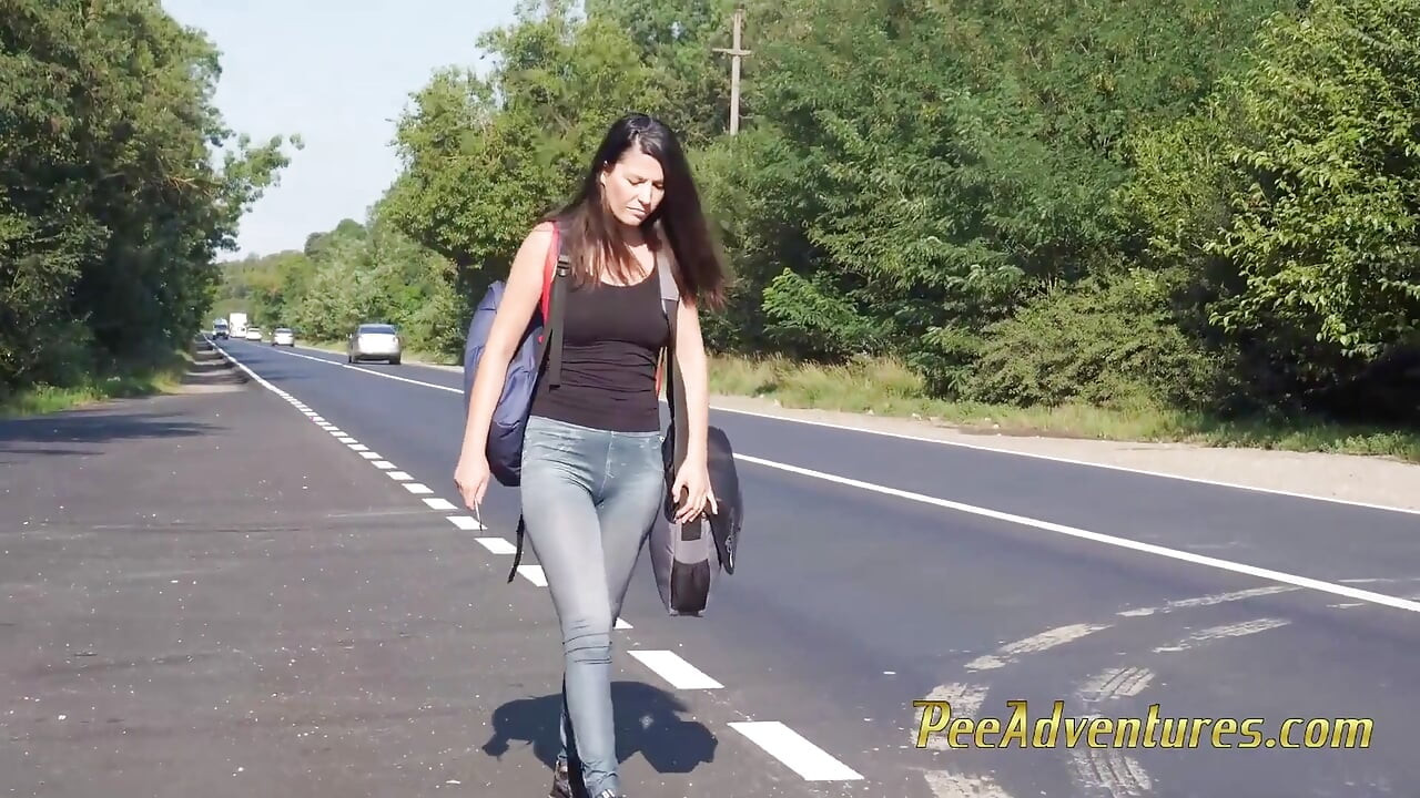 Je fais pipi dans mon short court - elle attend son copain avec sa vessie pleine