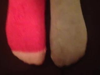 Gozando em meias rosa e cinza