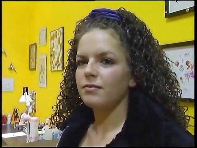 Fabulosa morena com cabelo encaracolado quer uma nova tatuagem