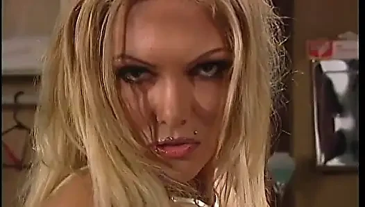 Blonde bombe wird doggystyle genagelt
