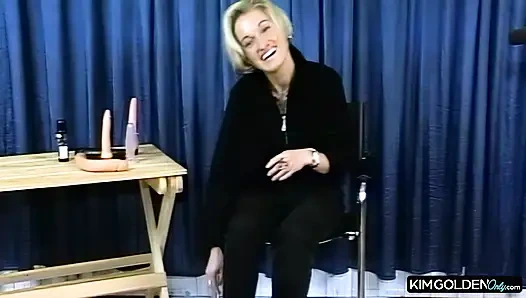 Блондинка Verfuehrerin в диком экшене с игрушкой