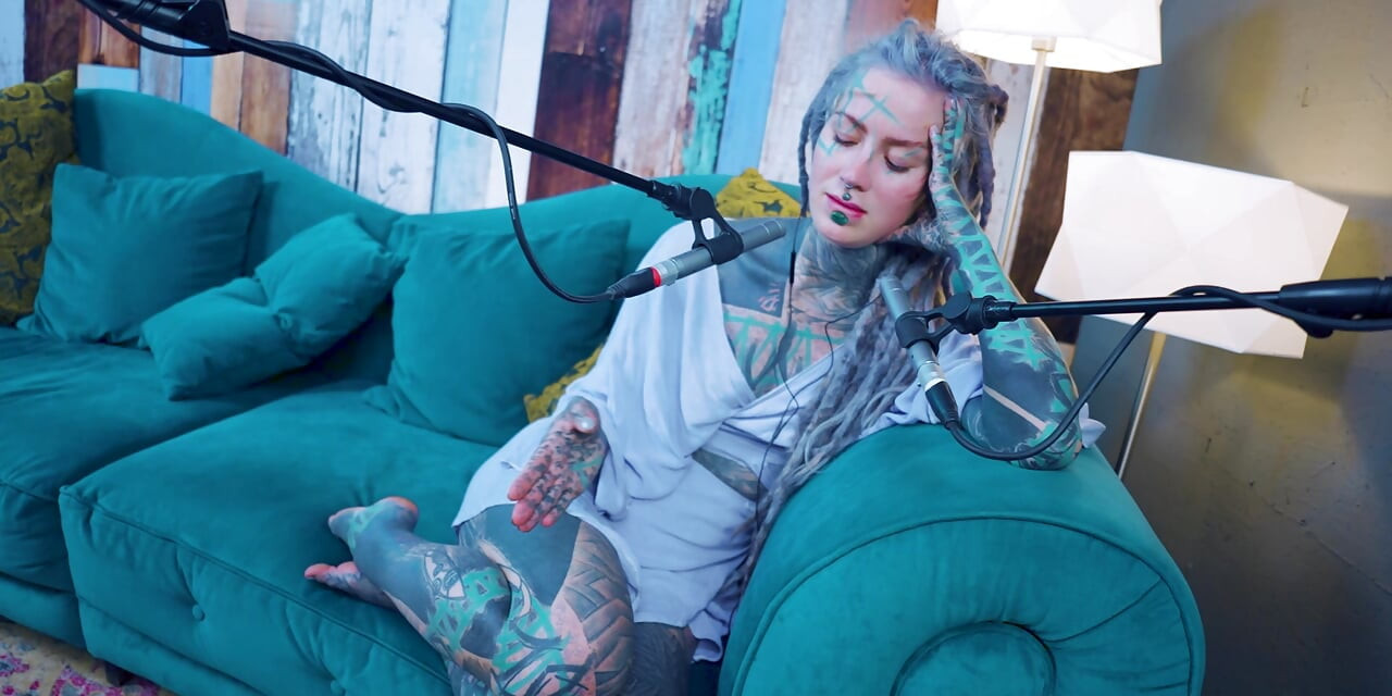 Mówię o G - Grattitude- ASMR podcast SFW rozmowy goth chuda dziewczyna dredy tatuaż model atramentem dziewczyna