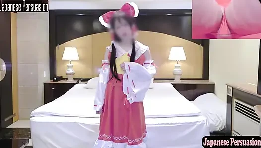 Cosplayer gadis dengan pakaian lengkap lagi pamer pesonanya sebagai pelayan kuil reimu lagi 2