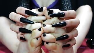 El negro y hipnotizante esmalte de uñas por Rebecca Diamond