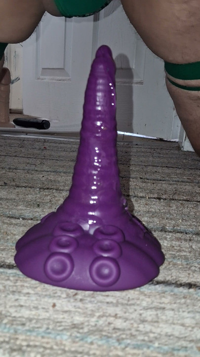 Une sissy chevauche le petit monstre violet