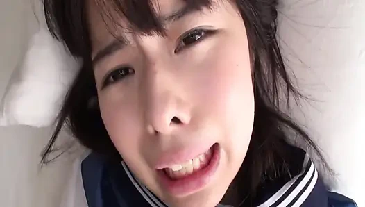 Helles Lächeln, kleine Kurven. Sie schmilzt schnell und bewegt sich für tieferes vergnügen