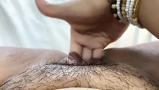 Aku lagi asik masturbasi memeknya pakai bantal sampai belenggu di seluruh ranjang