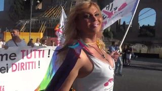 Mujer trans en público
