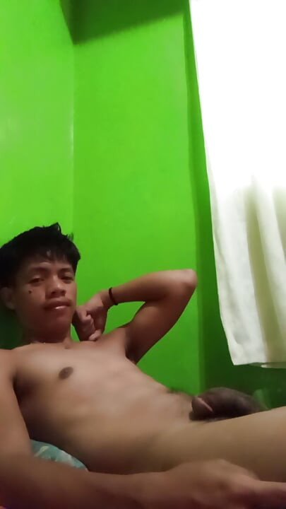Philippino Twink Boy Jerks off in Bed, Huge Cumshot!