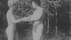 Две обнаженные девушки-нудистки играют в мяч (винтаж 1940-х)