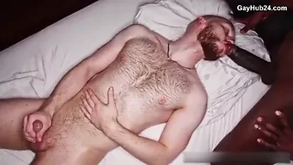Blanke jongen die rauwe grote zwarte lul neemt
