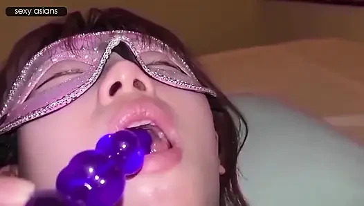 Si cantik yang sudah menikah gelisah. Cewek tubuh aduhai ini ngasih pelepasan sampai matanya menganga lebar