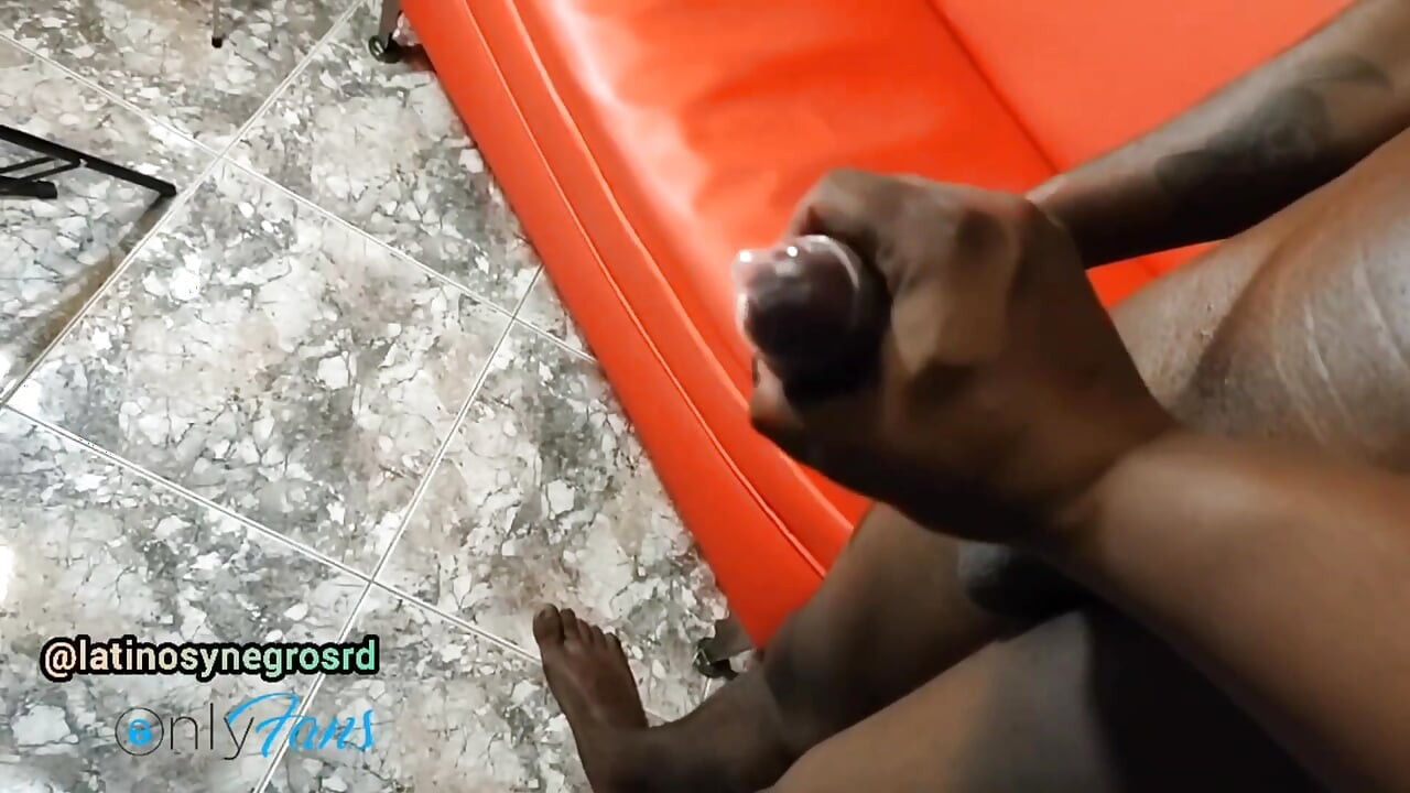 Büyük kalın ve siyah yarağını götüme soktuktan sonra komşum onu dölle dolduruyor.