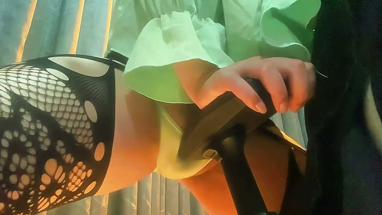 Femboy comel mengongkek dengan seluar dalam masih dipakai