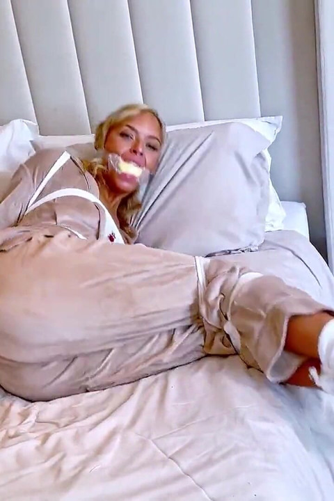 Renee on: Step Mom Tied, Toes Spread, Mouth Shut (4k)
