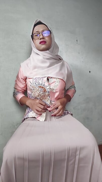 Waria hijab toket besar lagi asik masturbasi