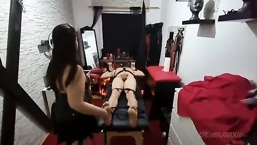 Pantat bahenol cowok dominan ini dientot habis-habisan sama mainan seks dominatrix sampai lubangnya menganga lebar