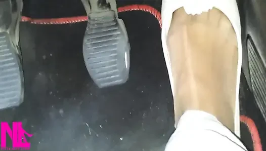 Pedal memompa dan mengemudi di jalan raya dengan flat yang usang lembut dan kaus kaki nilon