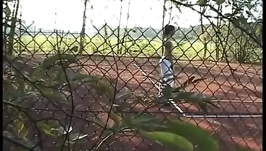 Süper Göğüslü Tenis Genci