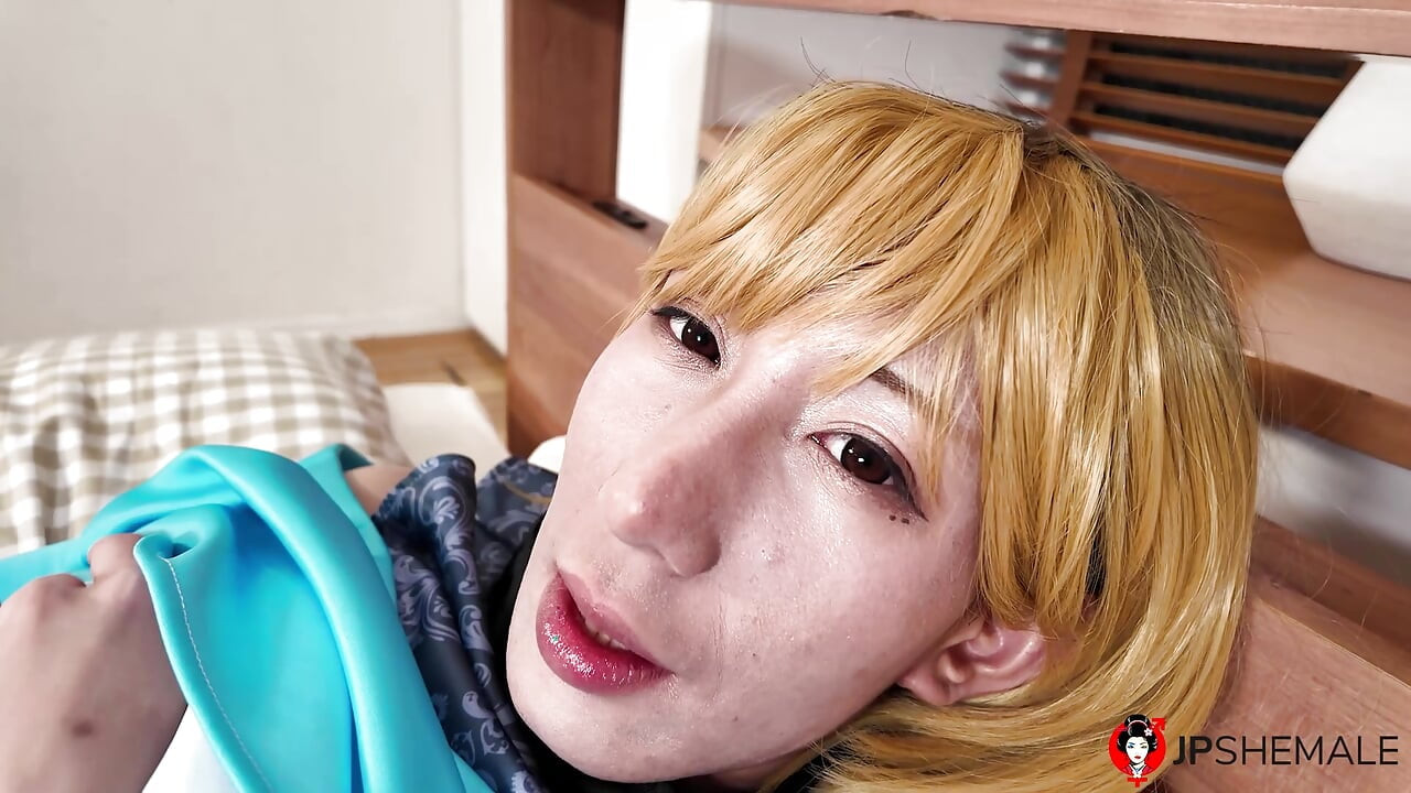 Shemale japoneză slabă Miku Ashida experimentează orgasm anal.