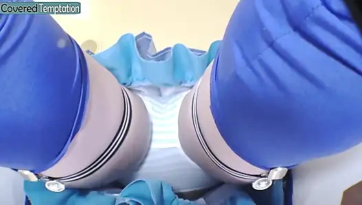 Cosplay Moment funkelt schüchterne Spannung, als ein schlanker Neuling spielerische Neugier erforscht