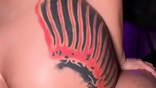 Isabellaarosse anal seks yapmayı sevdiğini gösteriyor ve sert bir şekilde sikilmek istiyor