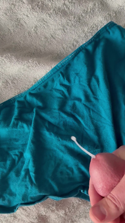 Éjaculation sur la culotte de sa femme 3