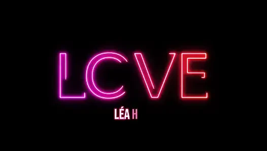 Pulang liburan, aku muasin memekku pakai dildo sampai muncrat